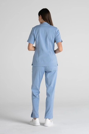Elegancka bluza medyczna damska ze stójką May - Cloud blue - Kangoomed by Emily