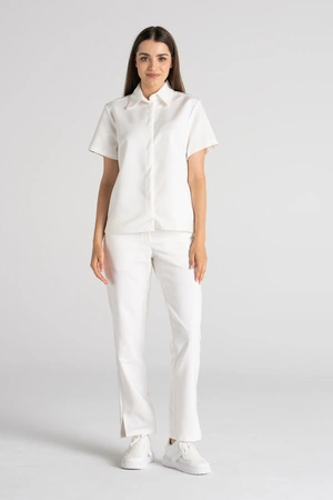 Eleganckie spodnie medyczne damskie z rozcięciem - Esther - Feather white - Kangoomed by Emily