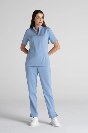 Elegancka bluza medyczna damska ze stójką May - Cloud blue - Kangoomed by Emily