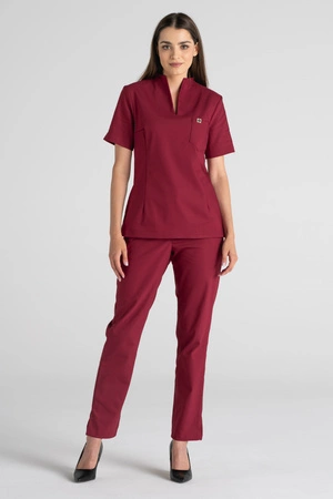 Elegancka bluza medyczna damska ze stójką May - Maroon - Kangoomed by Emily