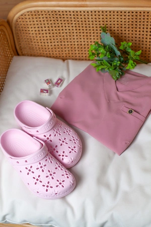 Crocs Classic Floral Cut-Out Clog - Pink milk