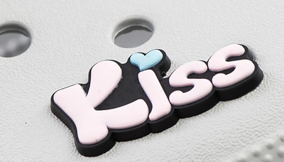 Crocs charm - kiss