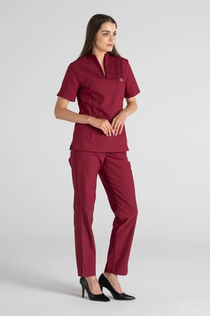 Elegancka bluza medyczna damska ze stójką May - Maroon - Kangoomed by Emily