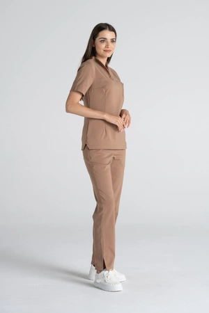 Elegancka bluza medyczna damska ze stójką May - Cinnamon - Kangoomed by Emily