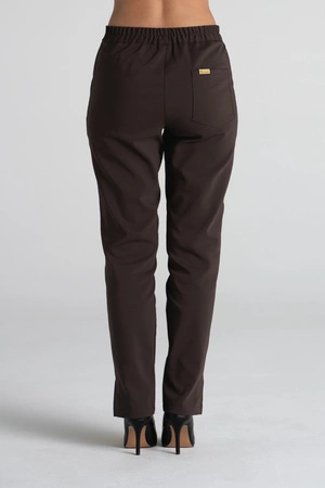 Eleganckie spodnie medyczne damskie z rozcięciem - Esther - Dark chocolate - Kangoomed by Emily