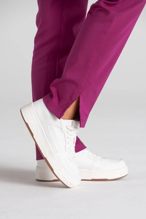 Eleganckie spodnie medyczne damskie z rozcięciem - Esther - Deep fuchsia - Kangoomed by Emily