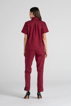 Eleganckie spodnie medyczne damskie z rozcięciem - Esther - Maroon - Kangoomed by Emily