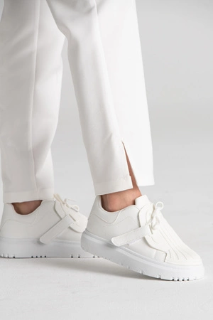 Eleganckie spodnie medyczne damskie z rozcięciem - Esther - Feather white - Kangoomed by Emily