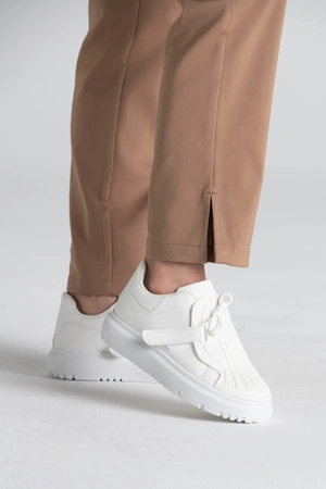 Eleganckie spodnie medyczne damskie z rozcięciem - Esther - Cinnamon - Kangoomed by Emily