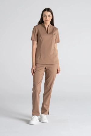 Elegancka bluza medyczna damska ze stójką May - Cinnamon - Kangoomed by Emily