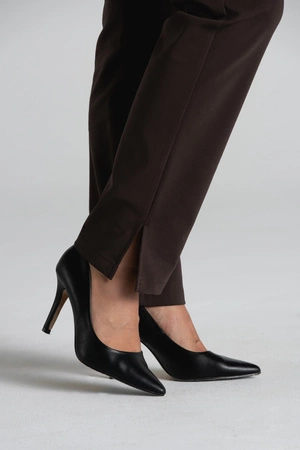 Eleganckie spodnie medyczne damskie z rozcięciem - Esther - Dark chocolate - Kangoomed by Emily