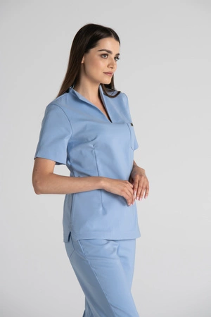 Elegancka bluza medyczna damska ze stójką May - Cloud blue - Kangoomed by Emily