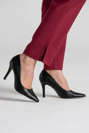 Eleganckie spodnie medyczne damskie z rozcięciem - Esther - Maroon - Kangoomed by Emily