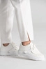 Eleganckie spodnie medyczne damskie z rozcięciem - Esther - Feather white - Kangoomed by Emily